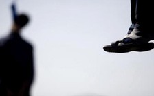 Người đàn ông chết trong tư thế treo cổ trước cửa nhà