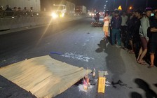 Đang đứng trên lề đường, một người bị xe máy tông chết