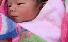 Bé trai sơ sinh còn nguyên dây rốn bị bỏ rơi