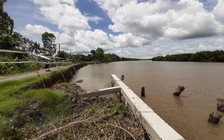 Công trình phòng chống sạt lở chưa thi công xong đã bị... lở xuống sông
