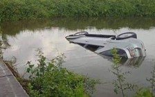 Tài xế tử vong khi ô tô lao xuống vuông tôm ở Cà Mau