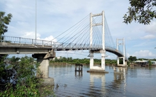 Cà Mau: Cầu Đất Mới bị rung lắc, chủ đầu tư dùng dây cáp để gia cố