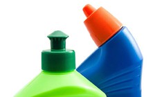 Bé 1 tuổi tử vong do bà nội cho uống nhầm nước tẩy để trong tủ lạnh