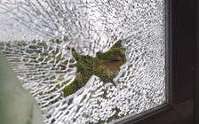 Giám định cửa kính biệt thự của 'đại gia' Cà Mau nghi bị trúng đạn