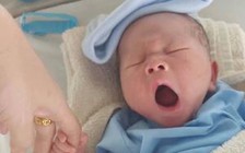 Cà Mau: Bé trai sơ sinh còn nguyên dây rốn bị bỏ rơi trên ghế đá