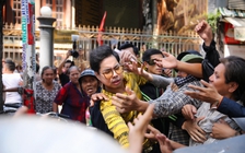 Hàng trăm người chen lấn ở biệt thự của Ngọc Sơn nhận gạo và tiền