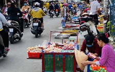 Hàng rong tràn xuống đường