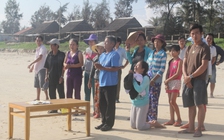 Sóng lớn đánh lật thuyền thúng, một ngư dân mất tích