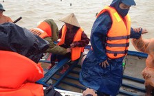 Công an lái ca nô đưa sản phụ trở dạ vượt lũ đến viện sinh con