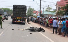 Người đi đường hốt hoảng vì thi thể kẹt trong bánh xe container