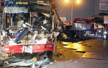 Xe khách va chạm xe tải, tài xế và phụ xe kẹt cứng trong cabin