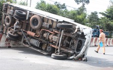 Xe tải nhào lộn nhiều vòng trên Quốc lộ 13