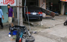 Xe du lịch tông 2 người bị thương, lao vào tiệm may