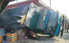Đậu xe mua hàng ở góc đường, bị xe tải lật, đè chết