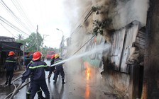 Cháy trong mưa, xưởng sản xuất đồ mỹ nghệ thiệt hại nặng
