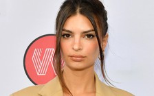 Siêu mẫu Emily Ratajkowski tố bị ca sĩ Robin Thicke sàm sỡ