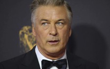 Ban hành lệnh khám xét điện thoại di động của Alec Baldwin sau vụ nổ súng chết người