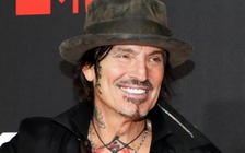 Tommy Lee của nhóm Mötley Crüe đăng ảnh tự sướng, khoe chỗ kín trên mạng xã hội