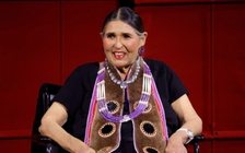 Nữ diễn viên Sacheen Littlefeather - biểu tượng của người Mỹ da đỏ qua đời ở tuổi 76