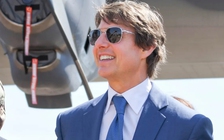 Tom Cruise 'chơi nổi' lái trực thăng đáp xuống phim trường
