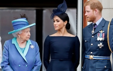 Nữ hoàng Elizabeth II từng lo Hoàng tử Harry 'yêu cuồng' Meghan Markle