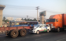 Va chạm liên hoàn, 3 xe dính chùm, kẹt xe kéo dài trên Xa lộ Hà Nội