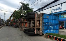 Xe container lật nhào trên QL22