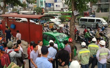 Taxi mất lái 'húc' vào 2 ô tô, 'húc' tiếp gốc cây, 2 người bị thương