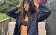 Sau bikini len nhỏ xíu, Dua Lipa diện áo lót ren cùng blazer hạt cầu vồng