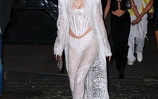 Gigi Hadid mặc quần ren xuyên thấu và áo corset trong tiệc sinh nhật 27 tuổi