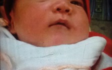 Bé 10 ngày tuổi mất tích sau khi mẹ cho người lạ đi nhờ nhà vệ sinh