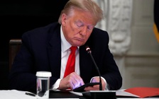 Ông Donald Trump hối hận vì không cấm Twitter, Facebook từ sớm