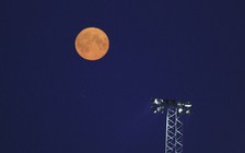 Phần mềm xe Tesla nhầm mặt trăng thành... đèn giao thông