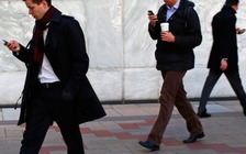 Mỹ: Số người đi bộ chết vì dùng điện thoại trên đường tăng mạnh