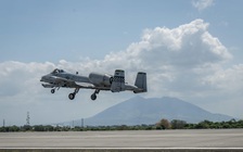 Bốn ‘Thần sấm II’ của Mỹ bay sát bãi cạn Trung Quốc chiếm ở Biển Đông