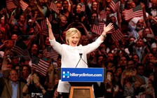 Bà Clinton tự tuyên bố là nữ ứng viên chính thức đầu tiên của đảng Dân chủ