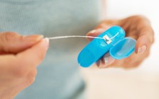 Dùng chỉ nha khoa chỉ... mất thời gian?