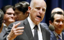 Quyết đánh ‘thuế băng vệ sinh’, Thống đốc bang California bị chỉ trích