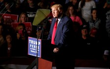 Ông Trump tố nhà Clinton bỏ túi hàng chục triệu USD từ Quỹ từ thiện Clinton