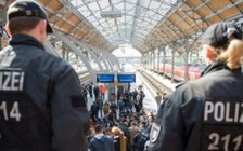 Cướp súng, bắn trọng thương nữ cảnh sát ở Đức