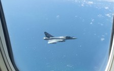 Chiến đấu cơ Pháp áp sát máy bay thương mại Anh