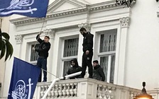 4 người mang vũ khí xông vào Đại sứ Iran ở Anh, gỡ quốc kỳ