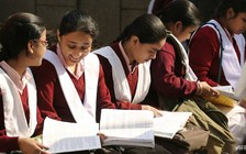 Hàng triệu học sinh trung học phải thi lại vì lộ đề