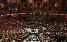 Hai nghị sĩ Ý 'đóng phim nóng' trong nhà vệ sinh quốc hội