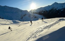 Bé trai 12 tuổi sống sót sau 40 phút bị chôn vùi dưới tuyết