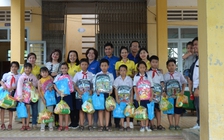 Đoàn Thanh Niên tặng quà cho học sinh khó khăn ở Tiền Giang