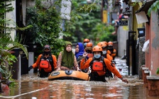 Mưa lớn khiến thủ đô của Indonesia chìm trong biển nước