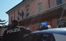 Bà lão ở Ý báo tin giả để cảnh sát đến nhà bầu bạn