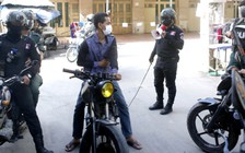 Cảnh sát Campuchia dùng roi mây quất người vi phạm lệnh phong tỏa Covid-19