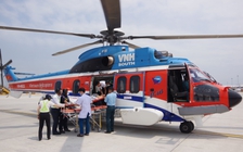 Trực thăng ra đảo đưa 2 ngư dân gặp nạn về đất liền chữa trị